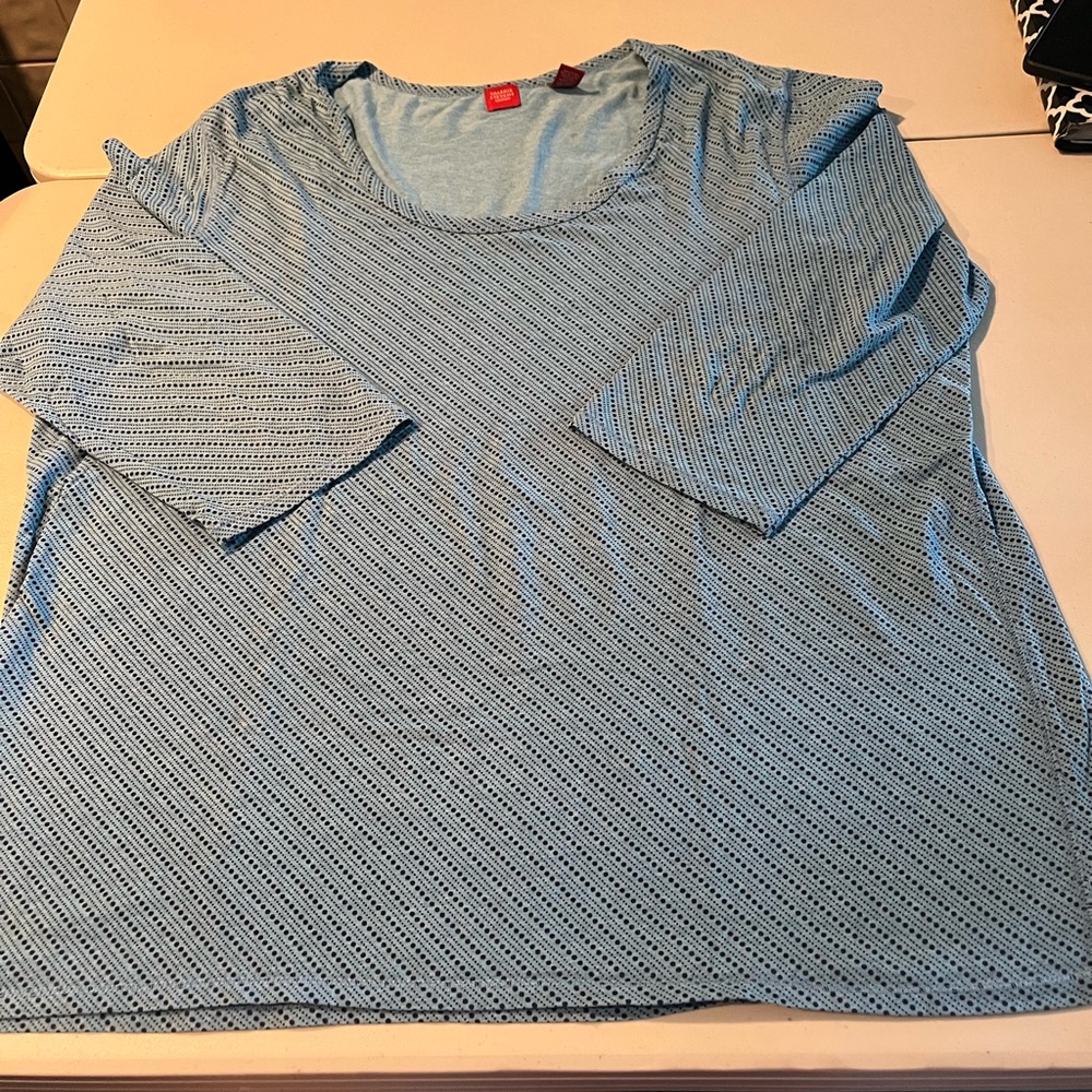 Blue Striped semi long Sleeve Top. 1x. Very soft. Very good shape